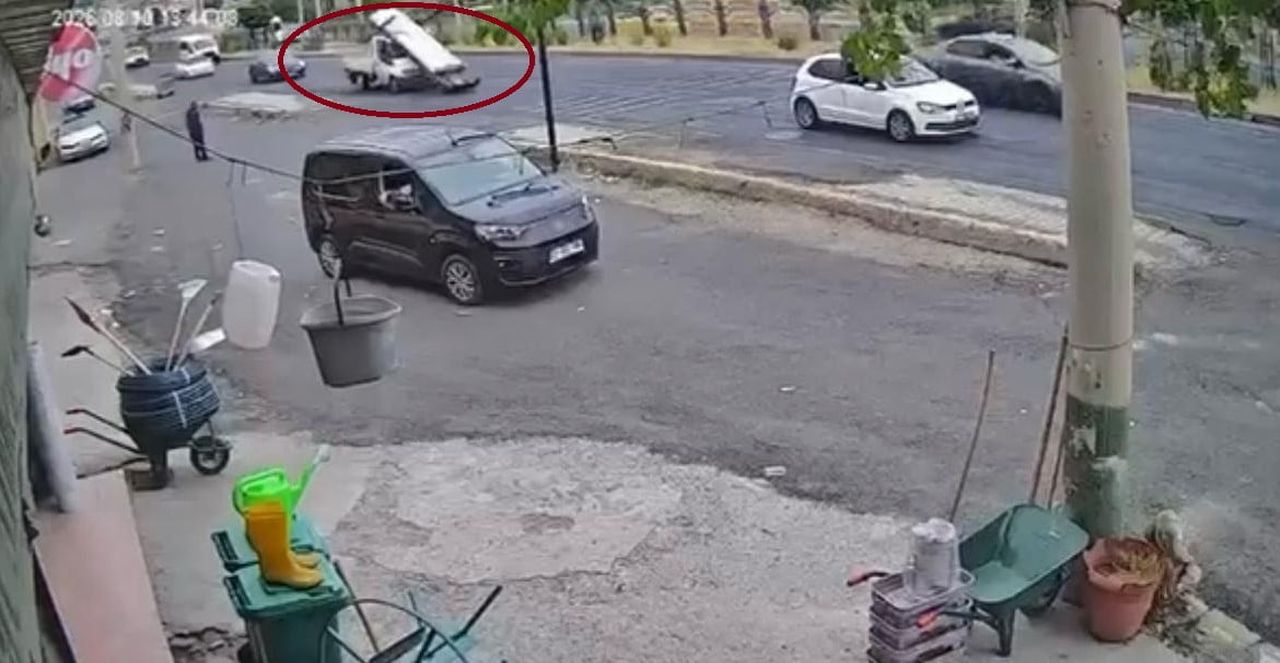 DİYARBAKIR'IN MERKEZ YENİŞEHİR İLÇESİNDE SEYİR HALİNDEKİ KAMYONETİN SÜRÜCÜSÜNÜN FREN YAPMASIYLA...