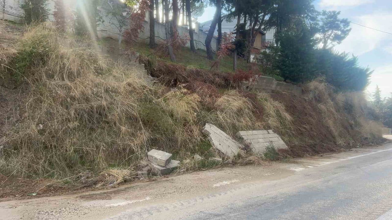 BURSA’DA ETKİLİ OLAN YAĞIŞLAR NEDENİYLE BİR SİTENİN DIŞ ALANINDAKİ İSTİNAT DUVARI YIKILDI. GÖKÇİN...