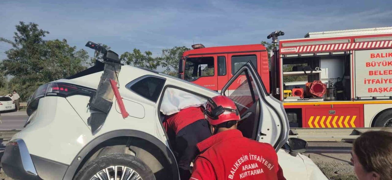 BALIKESİR'İN SUSURLUK İLÇESİNDE MEYDANA GELEN TRAFİK KAZASINDA BARİYERLERE ÇARPARAK REFÜJE GİREN...