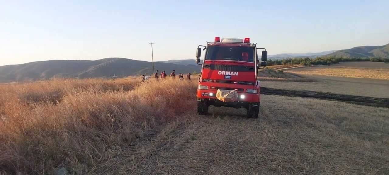 SİNOP’UN SARAYDÜZÜ İLÇESİNE BAĞLI AKBELEN KÖYÜ YAKINLARINDA ÇIKAN TARLA YANGINI, EKİPLERİN...