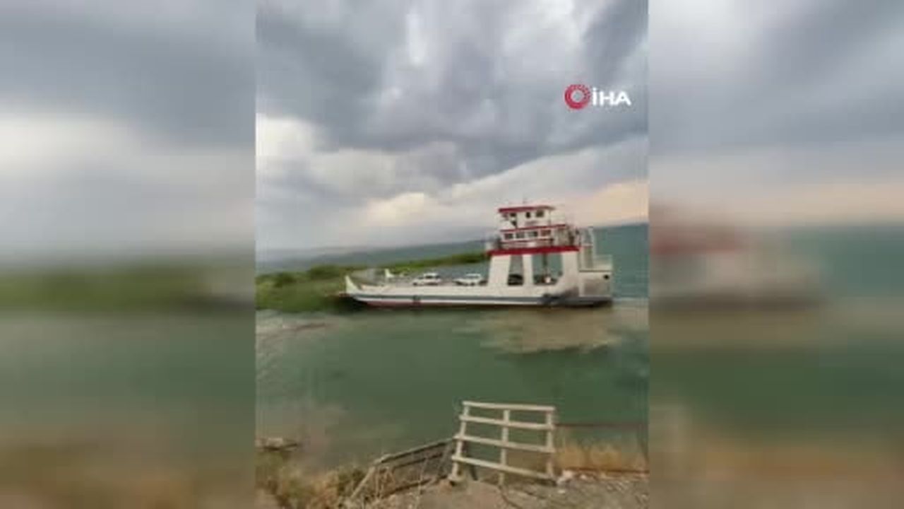 Fırtına feribotun iskeleye yanaşmasına izin vermedi