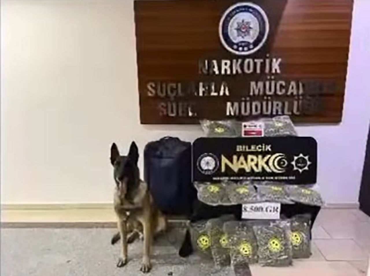 OTOMOBİLİN BAGAJINDAKİ VALİZDEN 8,5 KİLO UYUŞTURUCU ÇIKTI