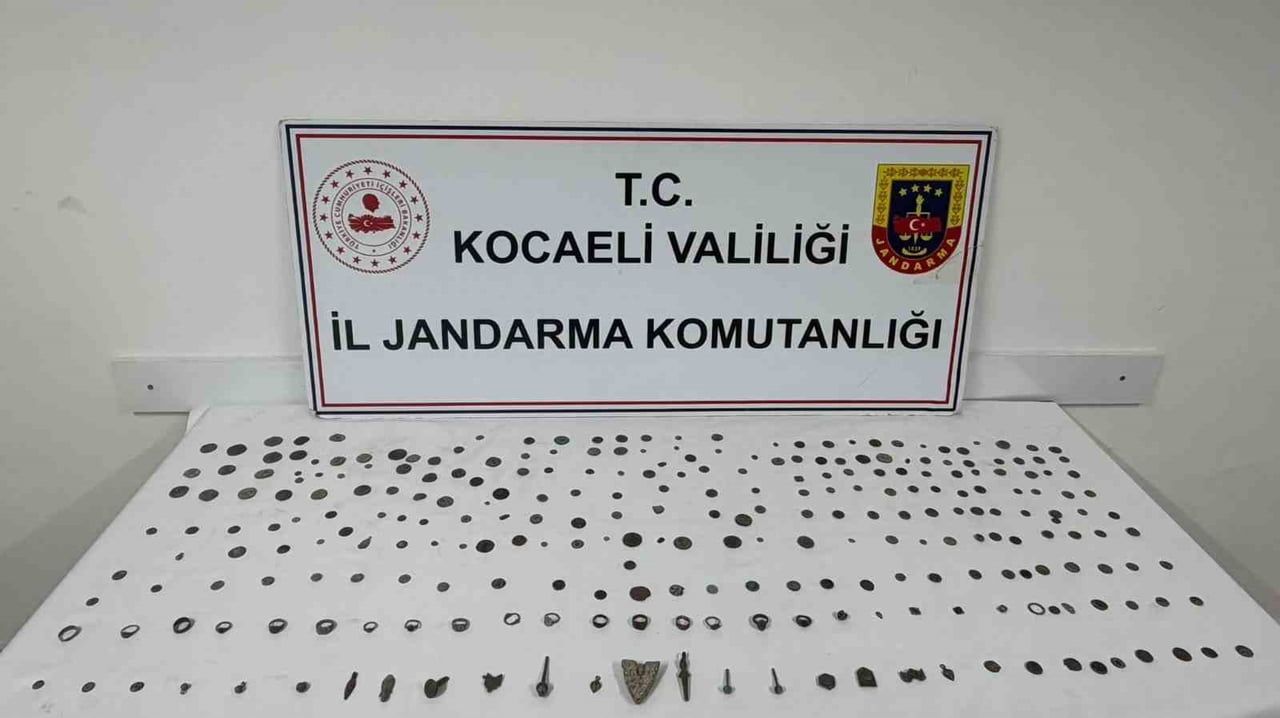 KOCAELİ’NİN DİLOVASI İLÇESİNDE JANDARMA EKİPLERİNCE ARAÇTA YAPILAN ARAMADA, ROMA VE HELLENİSTİK...