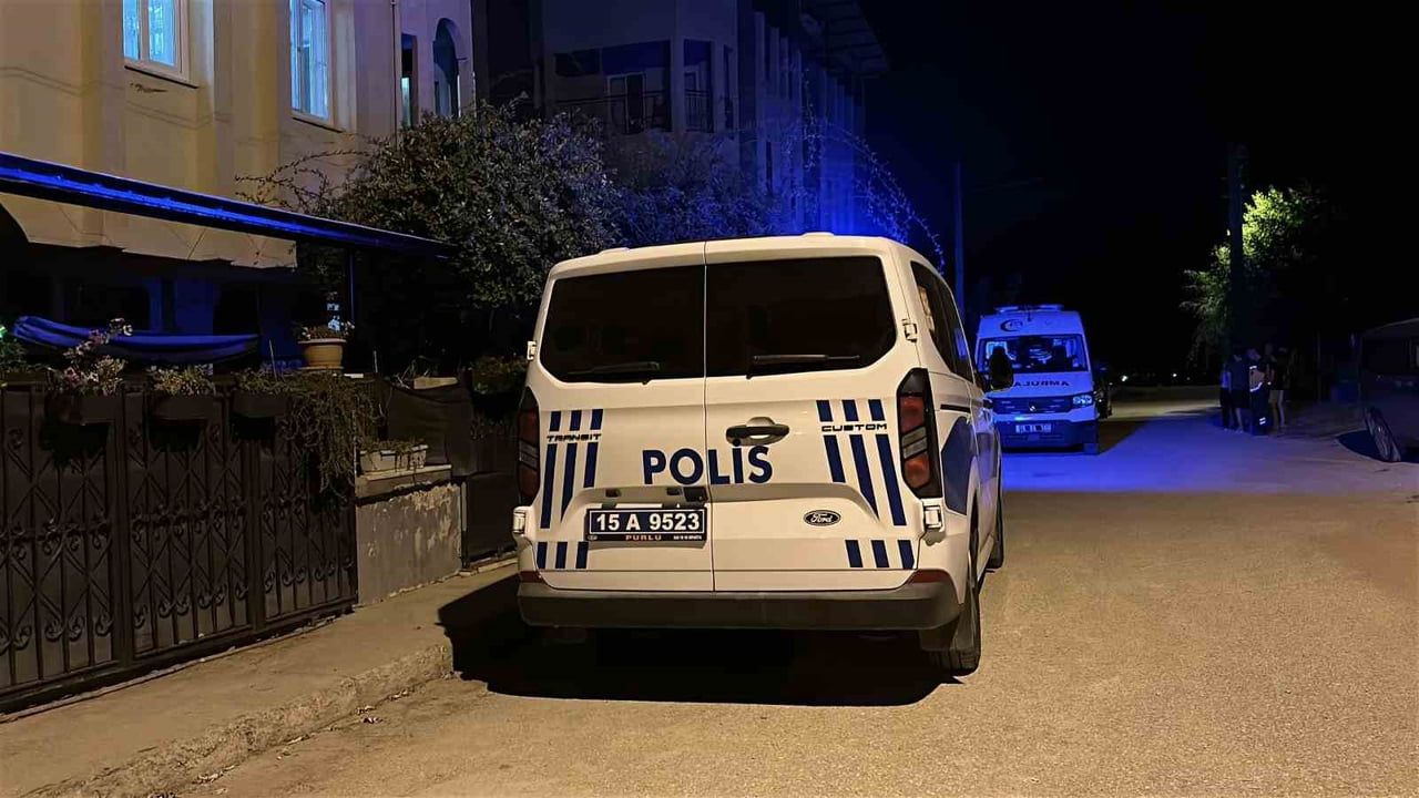 BURDUR'DA HABER ALINAMAYAN 55 YAŞINDAKİ ADAM EVİNDE ÖLÜ BULUNDU.