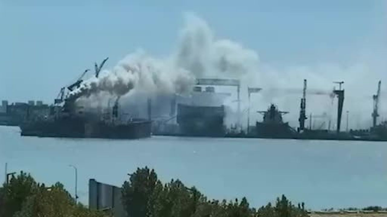 Çin'in Qingdao kentindeki bir tersanede onarım gören yabancı kargo gemisinde çıkan yangında 25...