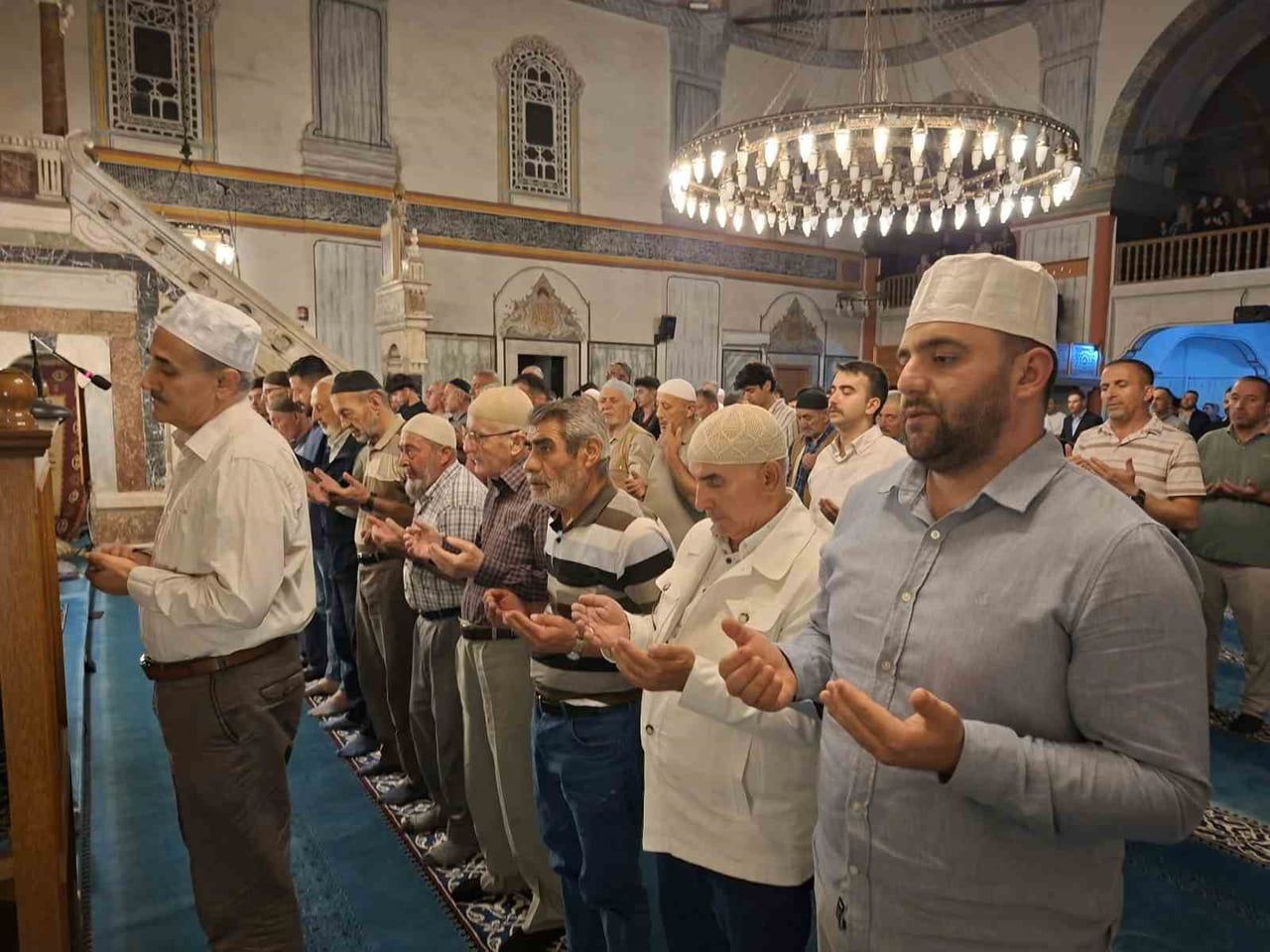 TARİHİ ÇAPANOĞLU CAMİİ'NDE AKŞAM NAMAZINI MÜTEAKİP GERÇEKLEŞTİRİLEN MEVLİD-İ ŞERİF PROGRAMINDA...