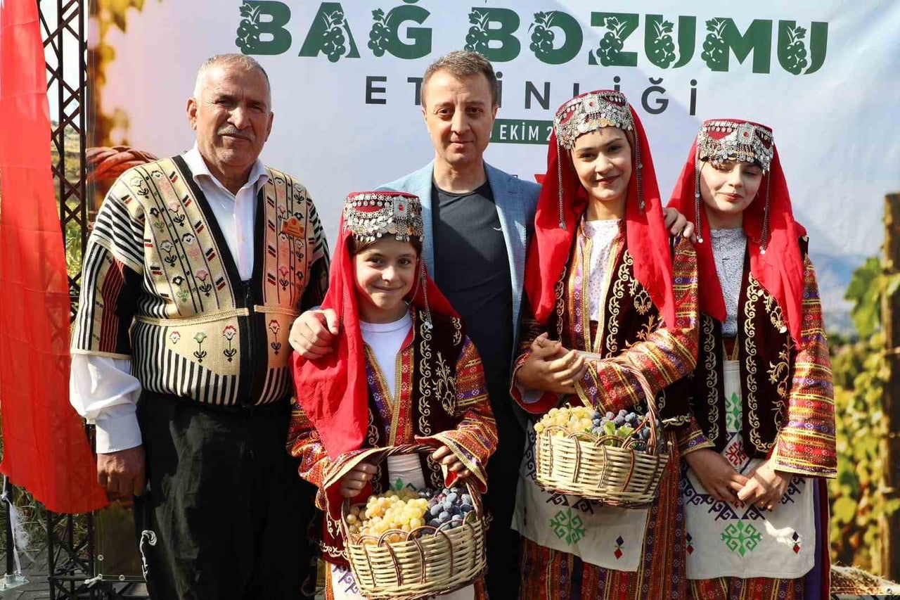 KAHRAMANMARAŞ’IN GELENEKSEL MEYVELERİNDEKİ YERİNİ ALAN KABARCIK ÜZÜMÜNDE BAĞ BOZUMU ETKİNLİĞİ...