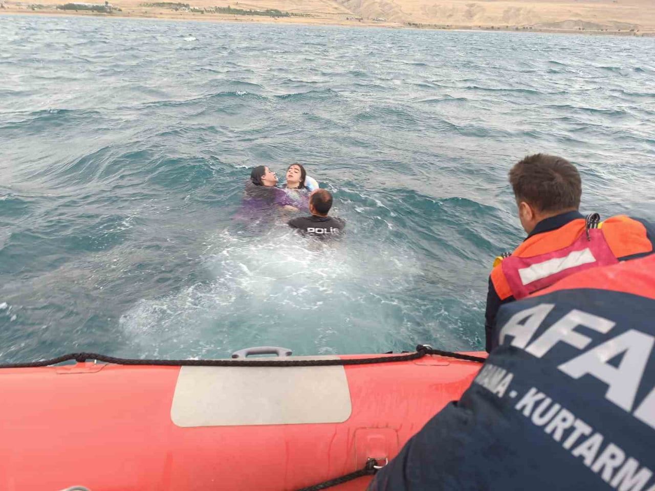 VAN’IN TUŞBA İLÇESİNDE PİKNİK YAPMAK İÇİN GELDİKLERİ GÖL KENARINDA CAN SİMİDİYLE AÇILAN VE...