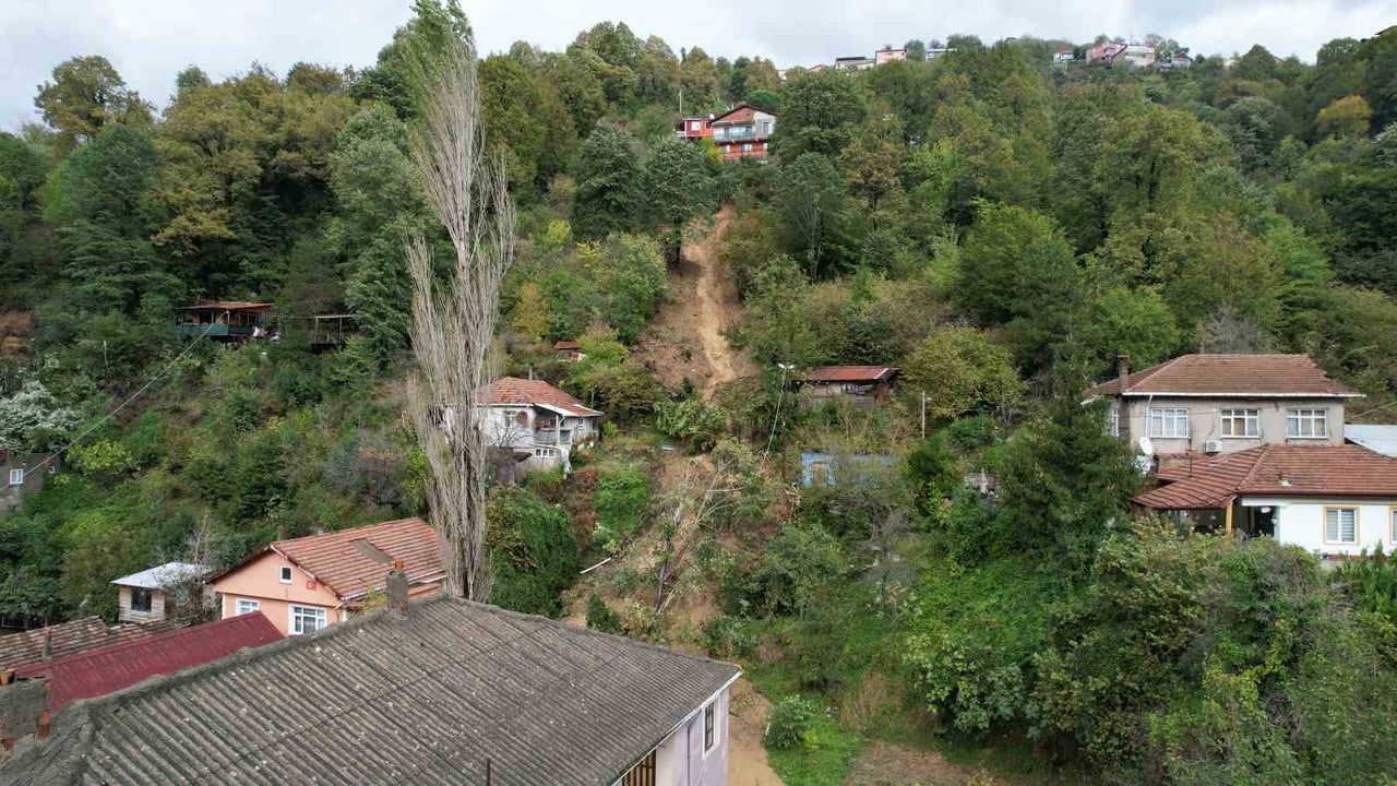 ZONGULDAK'TA ŞİDDETLİ YAĞIŞLARIN ARDINDAN MEYDANA GELEN HEYELANDA YAMAÇTAN KOPAN TOPRAK VE AĞAÇ...