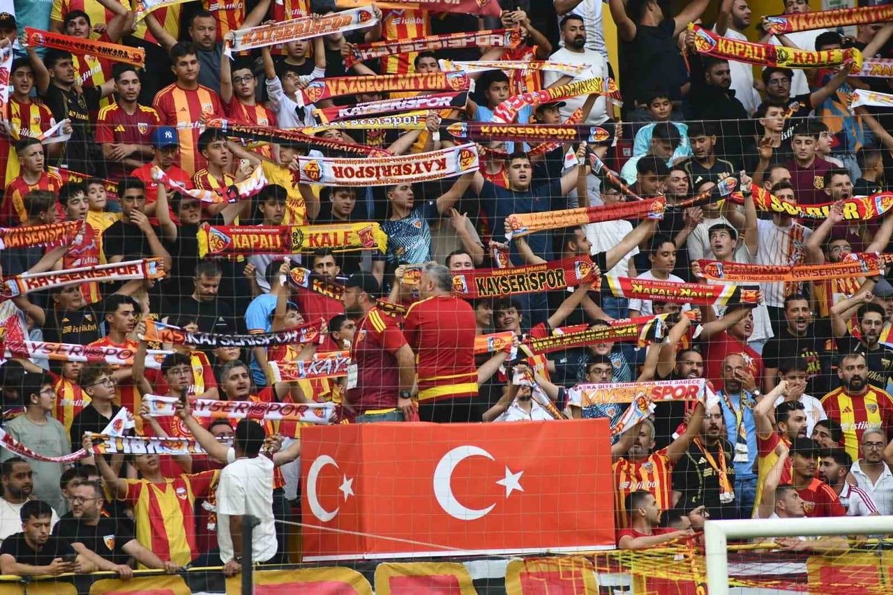 KAYSERİSPOR İLE SİVASSPOR ARASINDA OYNANAN MÜSABAKAYI 8 BİN 200 KİŞİ İZLEDİ.