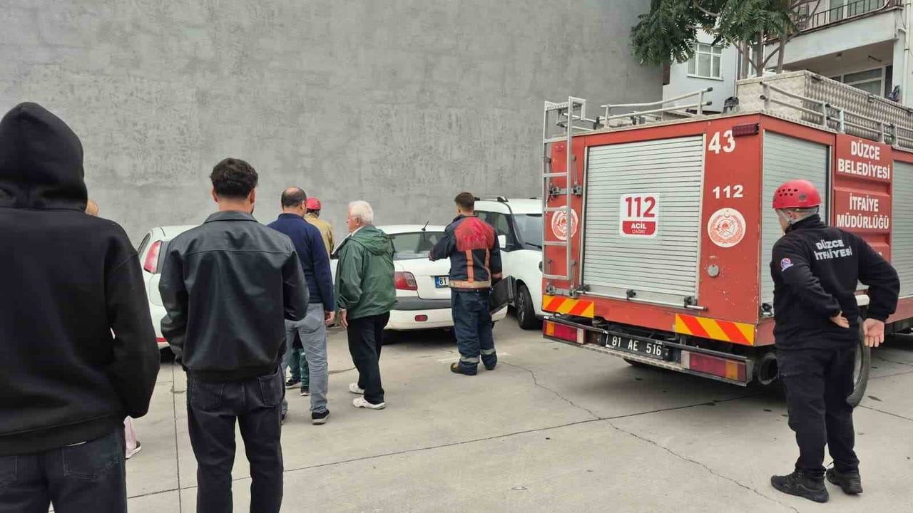 DÜZCE’NİN ŞEREFİYE MAHALLESİ’NDE MOTOR KISMINA GİREN YAVRU KEDİ, İTFAİYE EKİPLERİNİ UZUN SÜRE...
