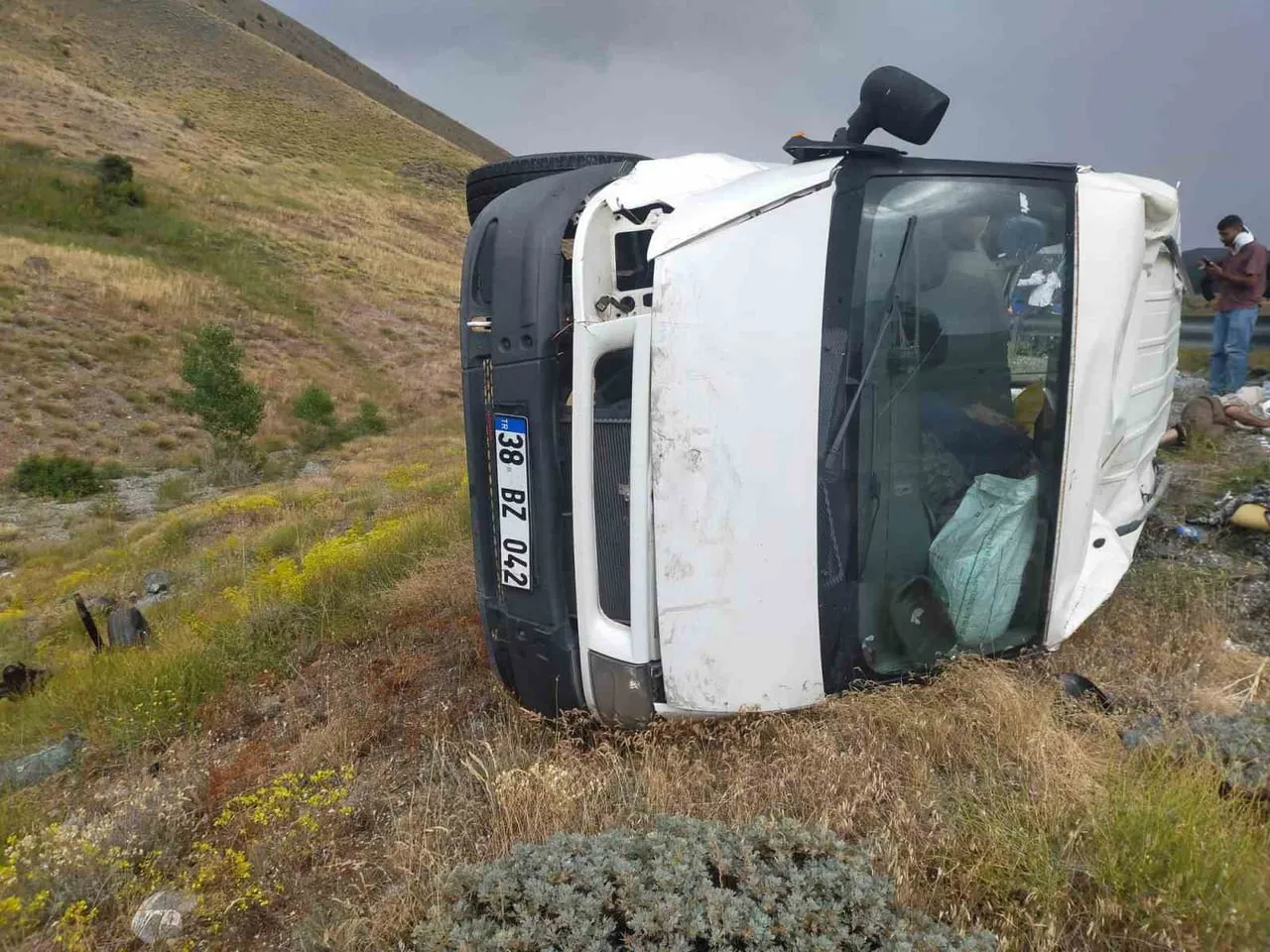 SİVAS'TA OTOMOBİL VE MİNİBÜSÜN KARIŞTIĞI KAZADA 5'İ ÇOCUK 11 KİŞİ YARALANDI.