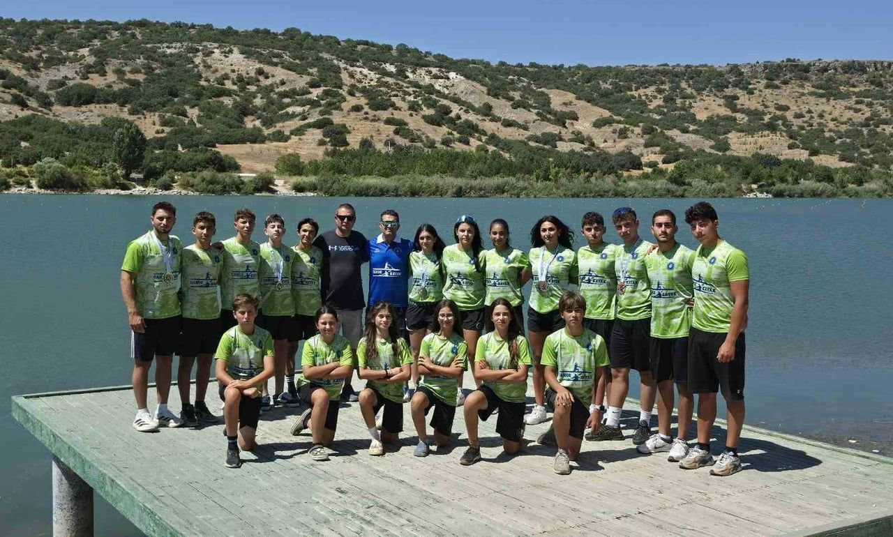 BURSA BÜYÜKŞEHİR BELEDİYESPOR BÜNYESİNDEKİ KANO TAKIMI, ESKİŞEHİR’DE DÜZENLENEN DURGUNSU KANO...