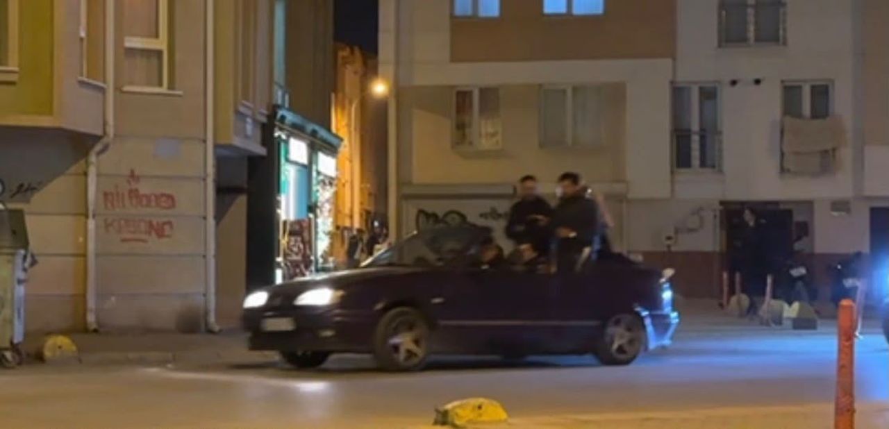ESKİŞEHİR'DE ÜSTÜ AÇIK BİR OTOMOBİLLE SOKAKTA SÜREKLİ TURLAYAN, ARKA KOLTUKTA AYAĞA KALKIP BAGAJ...