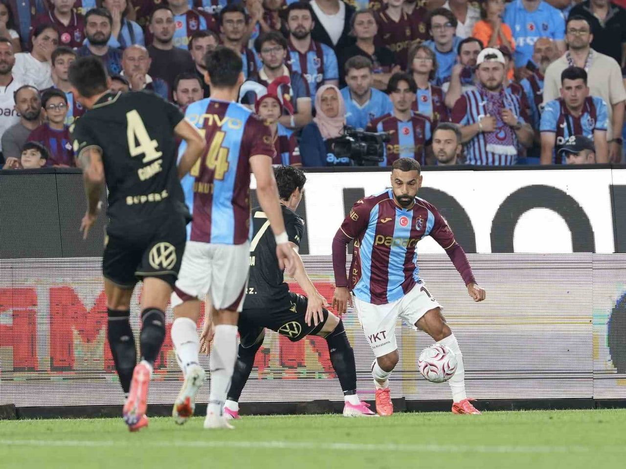 MÜSABAKANIN İLK YARI KONUK TAKIMIN 1-0 ÜSTÜNLÜĞÜYLE TAMAMLANDI.