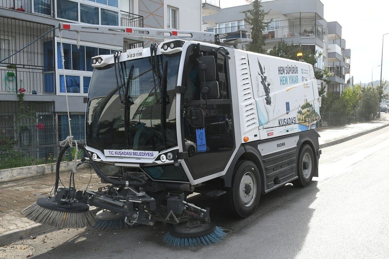 KOMPAKT YAPISIYLA EN DAR SOKAKLARA DAHİ GİREBİLEN BUCHER, YIKAMA VE SÜPÜRME İŞLEMLERİNİ AYNI ANDA...