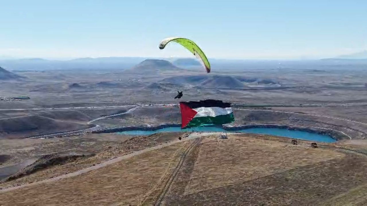 KONYA'DA KARAPINAR DOĞA VE UÇUŞ SPORLARI BAŞKANI MUSTAFA ULUTAŞ, YAMAÇ PARAŞÜTÜYLE GÖKYÜZÜNDE...