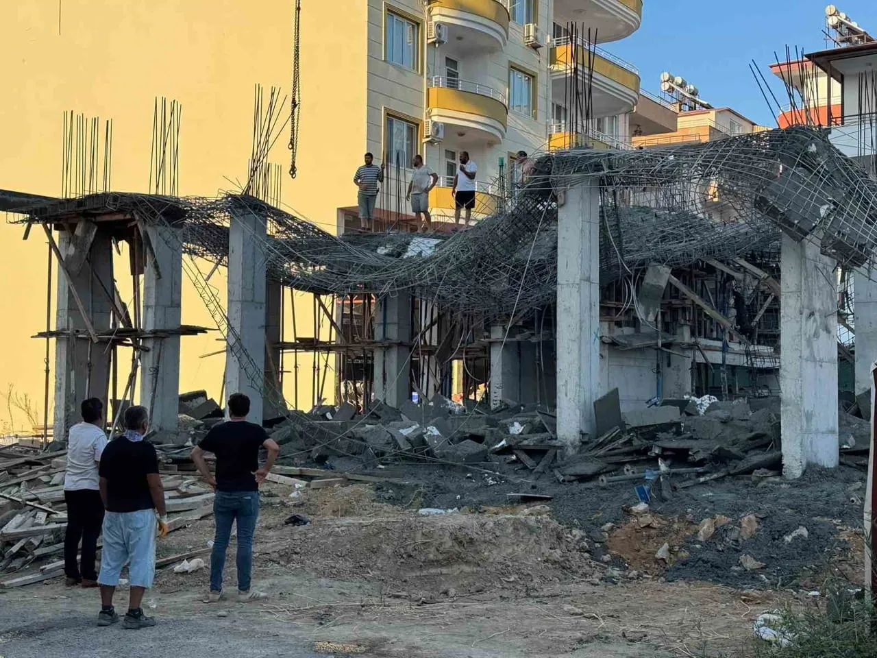 MERSİN’DE BİR İNŞAATTA BETON DÖKÜMÜ SIRASINDA GÖÇÜK MEYDANA GELDİ. O SIRADA ALANDA İŞÇİ...