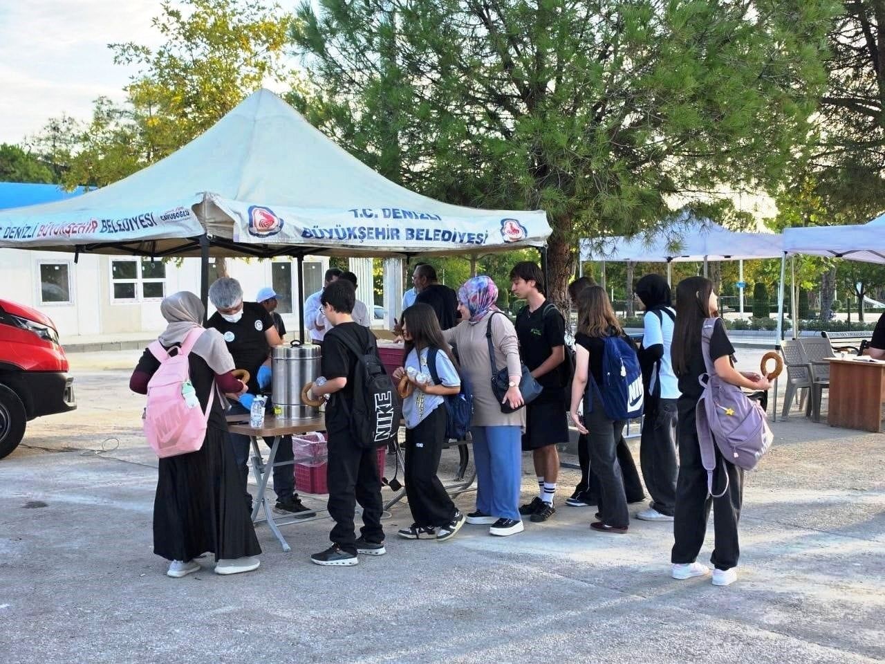 BÜYÜKŞEHİR’DEN OKUL YOLUNDA ÖĞRENCİLERE SICAK SÜRPRİZ