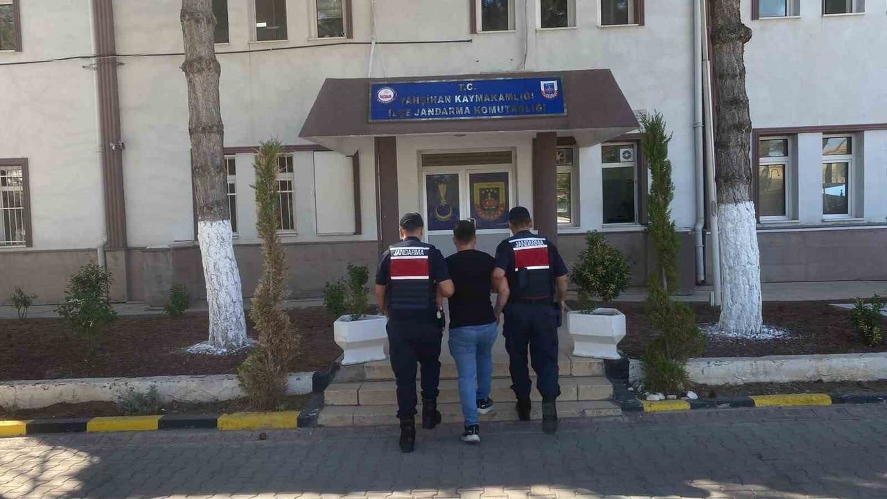 "UYUŞTURUCU MADDE SATIN ALMAK, BULUNDURMAK VE KULLANMAK" SUÇUNDAN 2 YIL 6 AY HAPİS CEZASI BULUNAN...
