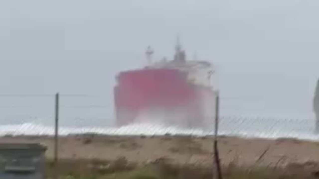 Çatalca'da gemi karaya oturdu