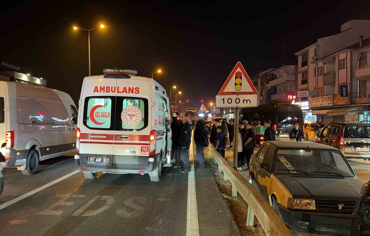 DÜZCE’DE D655 KARA YOLUNDA MOTOSİKLET İLE OTOMOBİLİN ÇARPIŞMASI SONUCU MEYDANA GELEN TRAFİK...