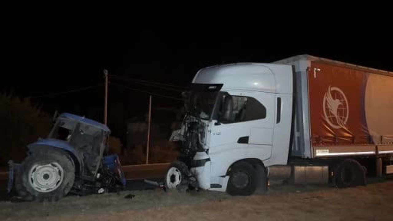 Uşak’ta traktör ile tır çarpıştı: 1 ölü, 1 yaralı