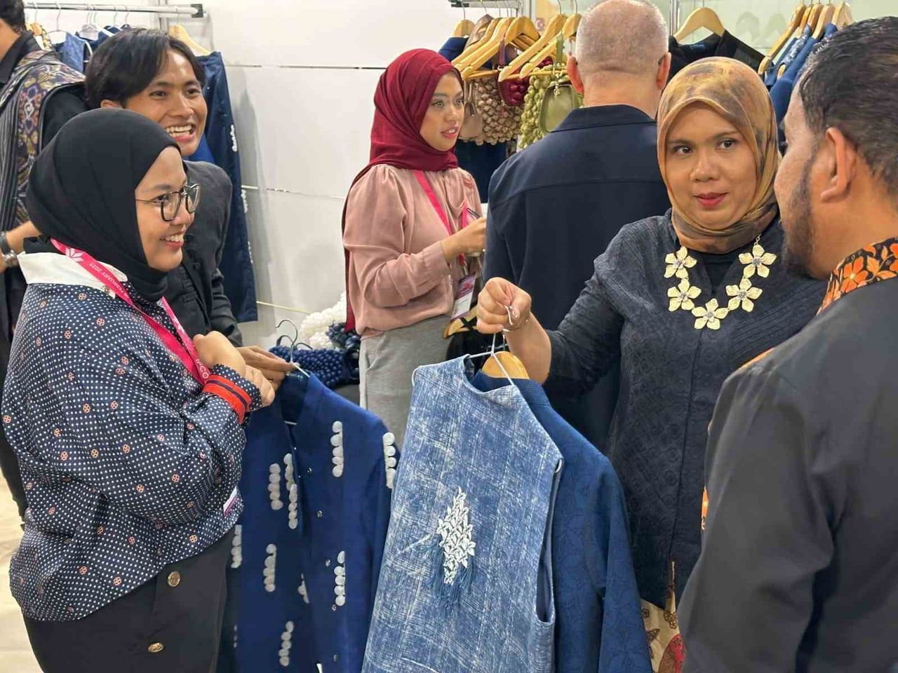 İSTANBUL FASHİON CONNECTİON'A KATILAN ENDONEZYA, GİYİM TARZINI YANSITAN SON TREND ÜRÜNLERİNİ...