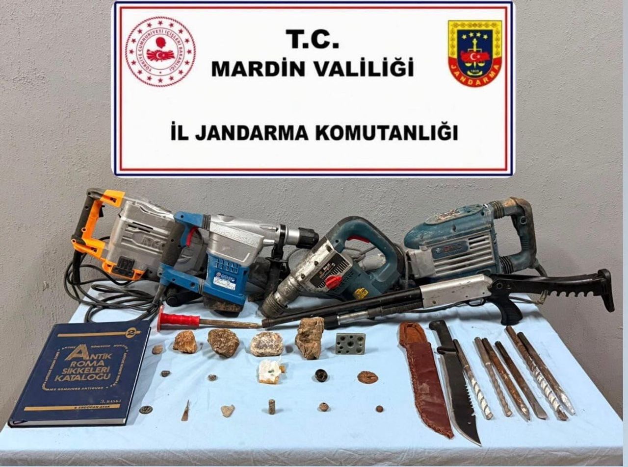 MARDİN'DE JANDARMA EKİPLERİNCE DÜZENLENEN TARİHİ ESER KAÇAKÇILIĞI VE YASA DIŞI KAZI OPERASYONUNDA...