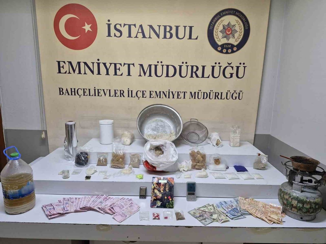 İSTANBUL BAHÇELİEVLER’DE BİR ADRESE DÜZENLENEN OPERASYONDA ÇEŞİTLİ TÜRLERDE YAKLAŞIK 11 KİLOGRAM...