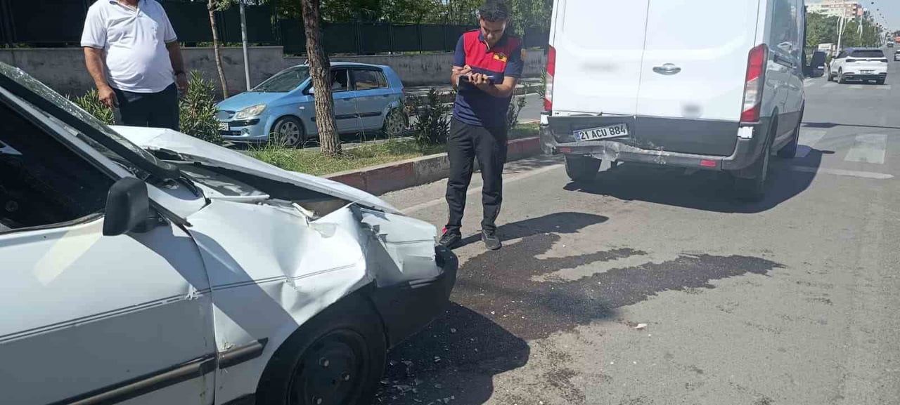 SİİRT’TE OTOMOBİL İLE TRANSİTİN ÇARPIŞMASI SONUCU MEYDANA GELEN TRAFİK KAZASINDA 2 KİŞİ...