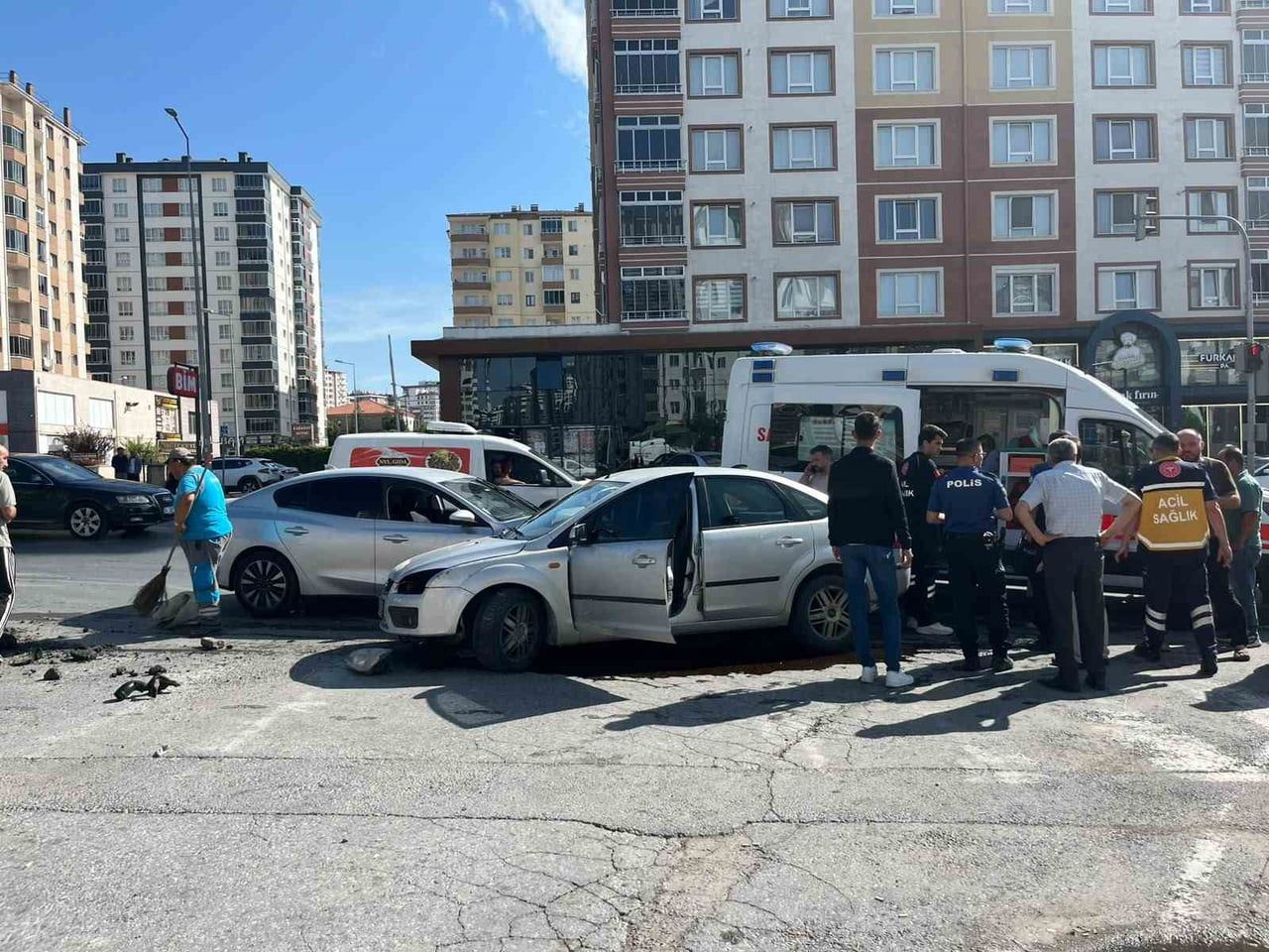 KAYSERİ'NİN KOCASİNAN İLÇESİNDE İKİ OTOMOBİLİN ÇARPIŞMASI SONUCU MEYDANA GELEN TRAFİK KAZASINDA 2...