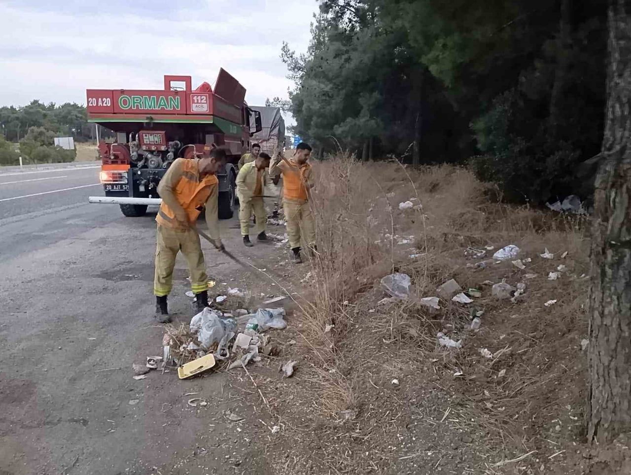 BULDAN’DA YOL KENARINDA BİRİKEN ÇÖPLER, ORMAN İŞLETME MÜDÜRLÜĞÜ EKİPLERİ TARAFINDAN TEMİZLENDİ....