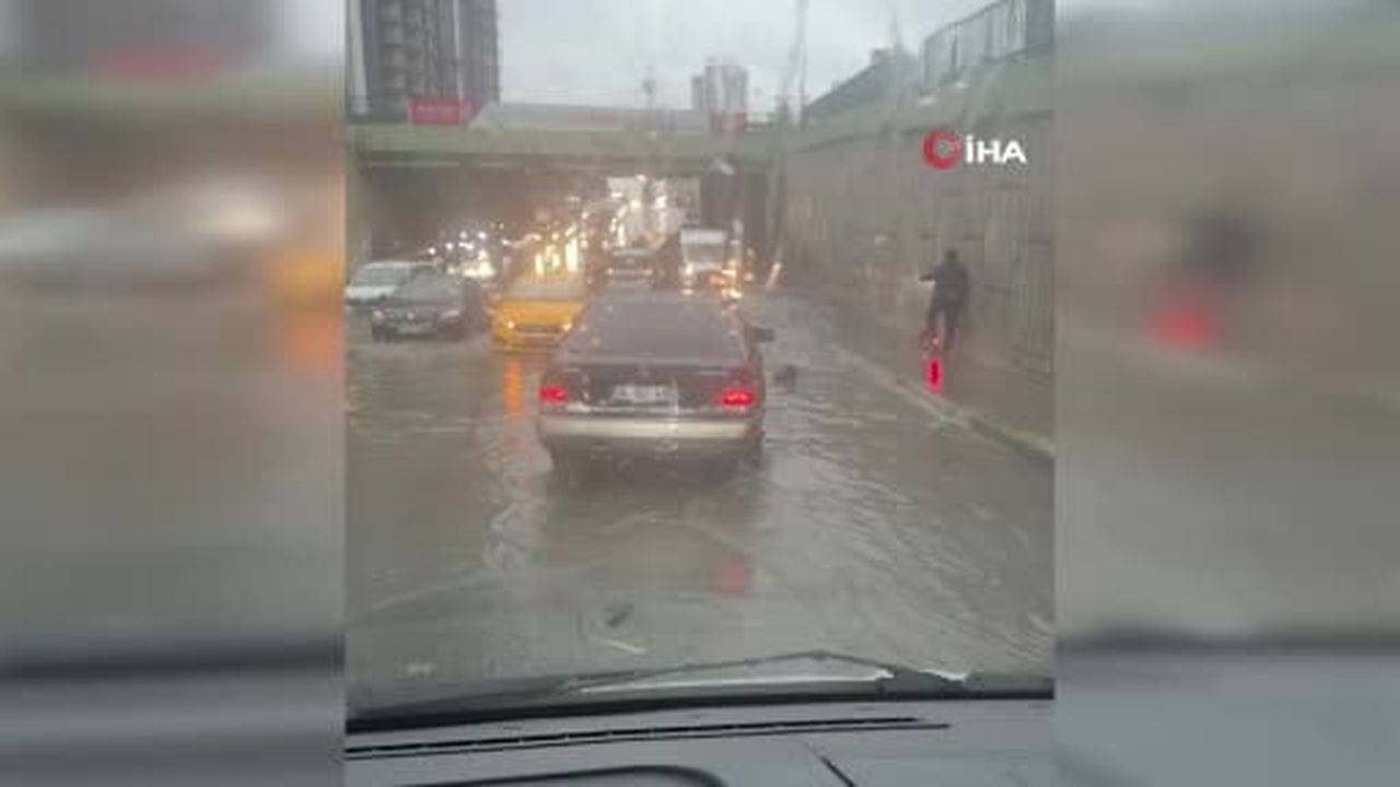 Esenyurt’ta alt geçidi su bastı, araçlar mahsur kaldı