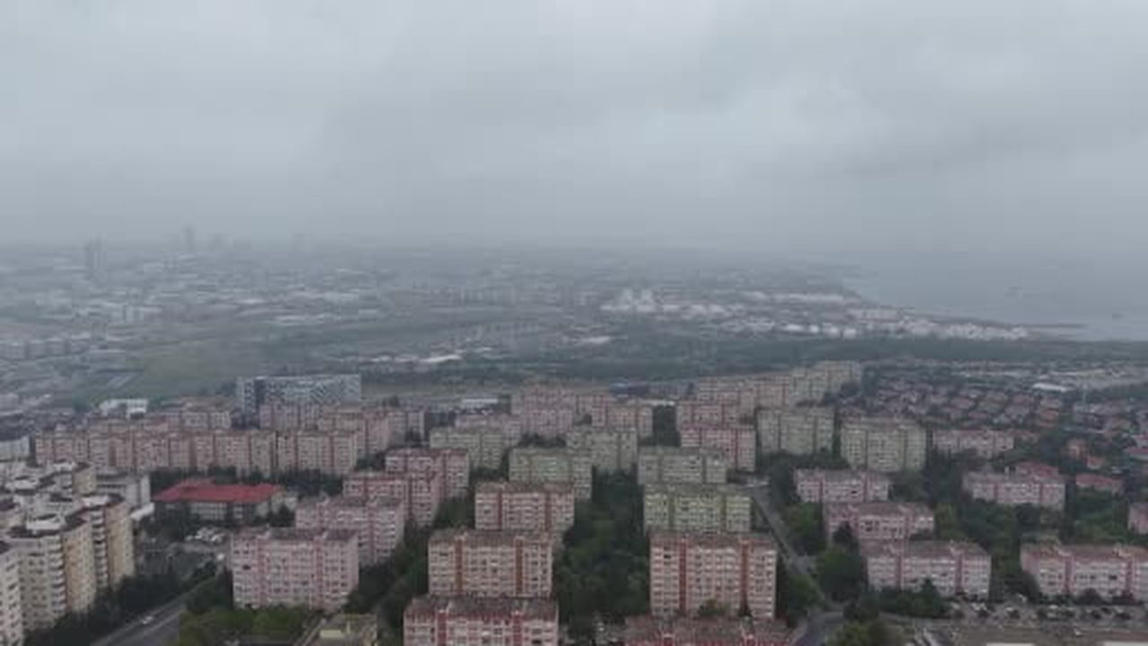 Yaz günü kış havası: Leylekler kapalı gökyüzünde göç yolunda