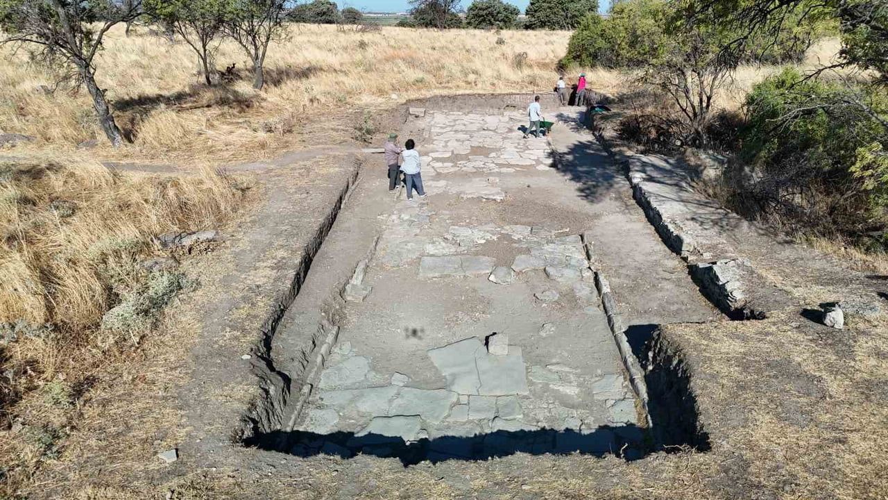 ÇANAKKALE MERKEZE BAĞLI TEVFİKİYE KÖYÜ SINIRLARI İÇERİSİNDE YER ALAN 5 BİN 600 YILLIK MEDENİYETE...