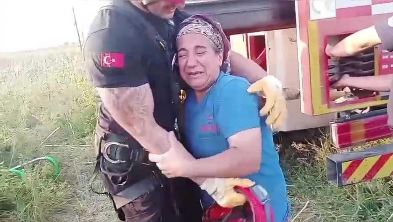 İNEĞİNİN KURTARILMASININ ARDINDAN İTFAİYE EKİPLERİNE SARILAN FATMA BEŞALTI, "SİZLERE KURBAN...