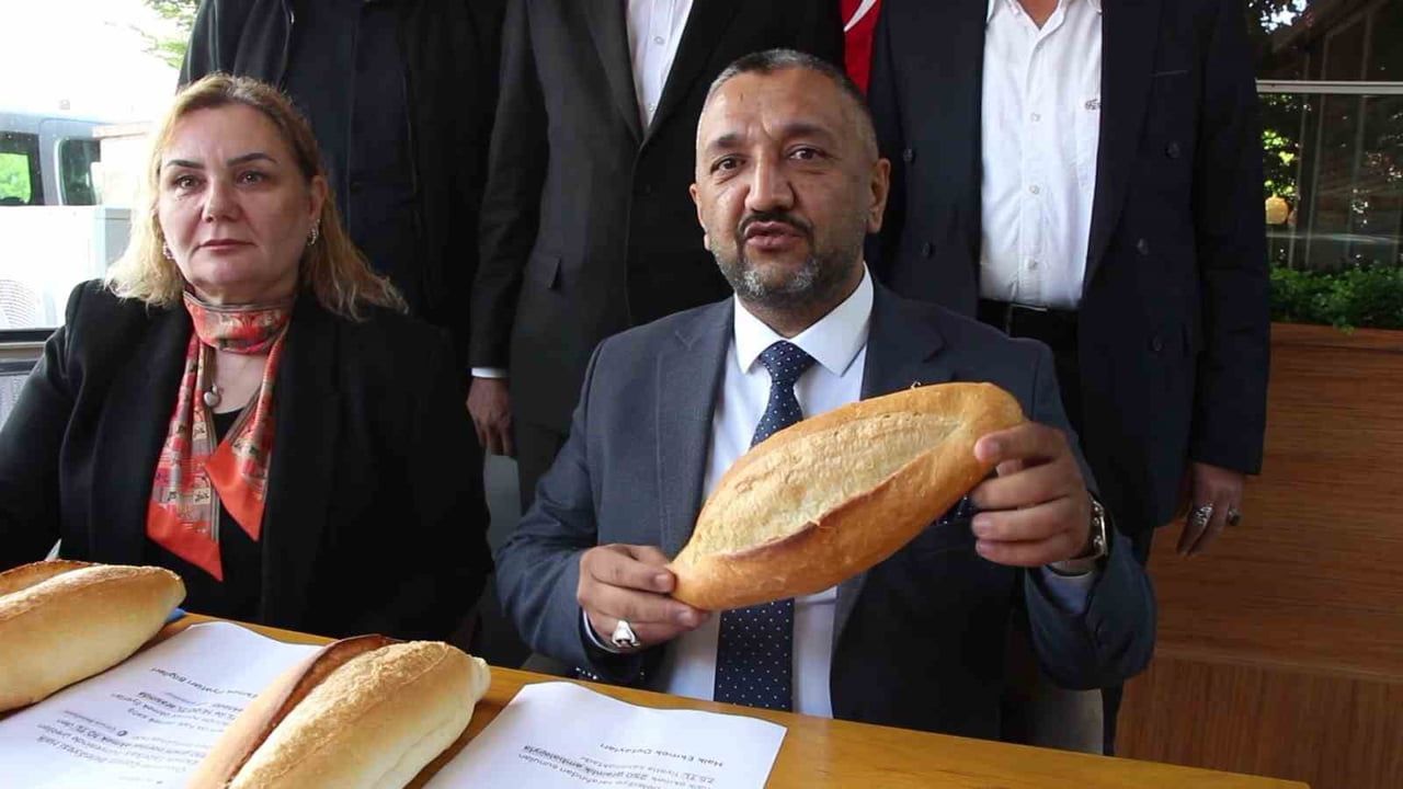 ÇEVRESİNDEKİ ÜÇ KOMŞU ŞEHİRDEN DAHA PAHALIYA EKMEK SATILAN AMASYA’DA MHP, 18 TL’LİK EKMEK FİYATINA...