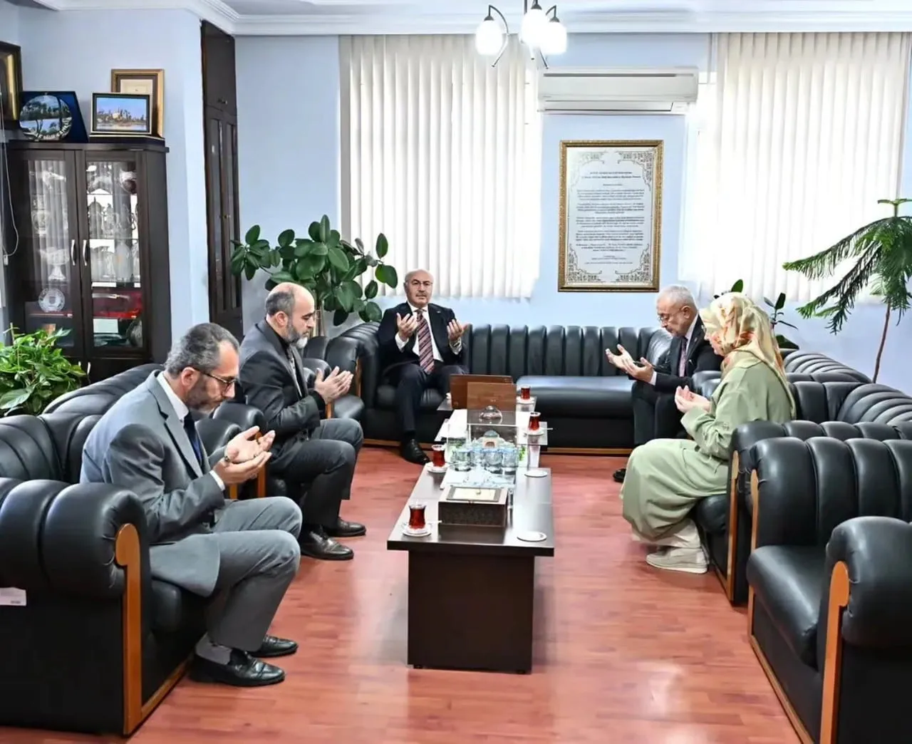 VALİ KÖŞGER’DEN MÜFTÜ PAMUKLU’YA BAŞSAĞLIĞI ZİYARETİ