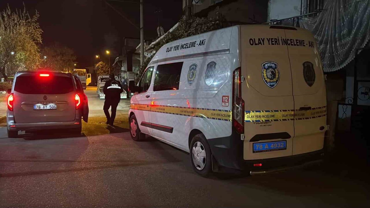 KARABÜK’TE KIZ ARKADAŞI TARAFINDAN İKİ EKMEK BIÇAĞIYLA YARALANDIĞI ÖNE SÜRÜLEN 38 YAŞINDAKİ FUAT...