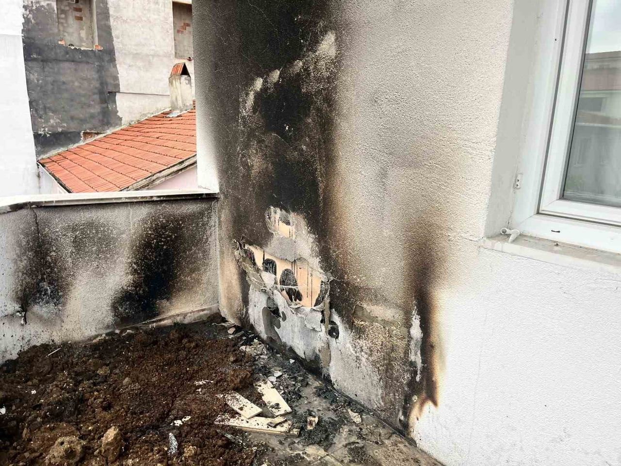 BİLECİK’TE BALKONDA DÜDÜKLÜ TENCEREDE UNUTULAN YEMEK YANGINA NEDEN OLDU