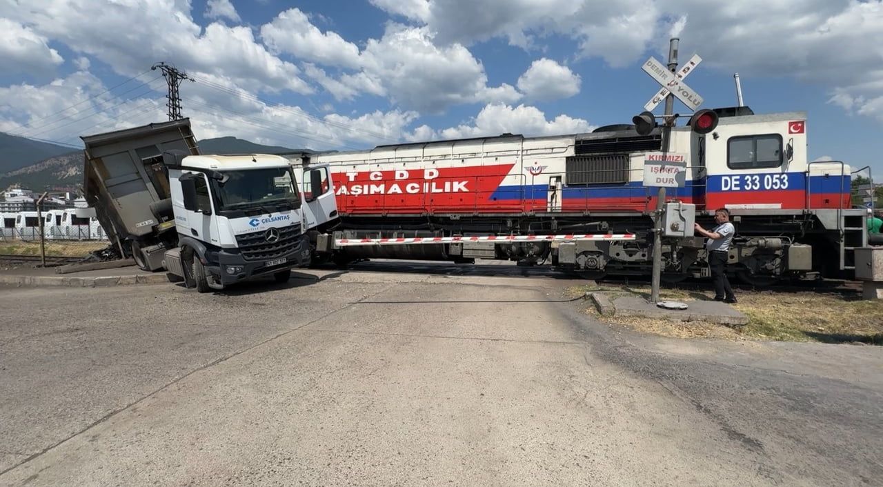 KARABÜK’TE HEMZEMİN GEÇİTTEN GEÇMEYE ÇALIŞAN TIRA LOKOMOTİFİN ÇARPMASI SONUCU MADDİ HASARLI KAZA...