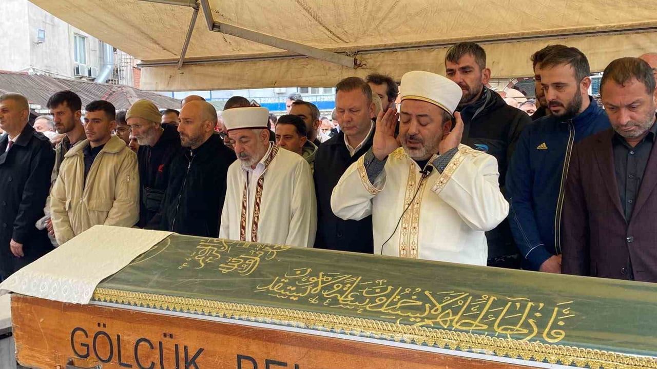 EVLİ VE İKİ ÇOCUK BABASI MURAT SARAL'IN CENAZESİ, GÖLCÜK İLÇESİ TEVFİK HOCA VAKIF CAMİSİNDE...
