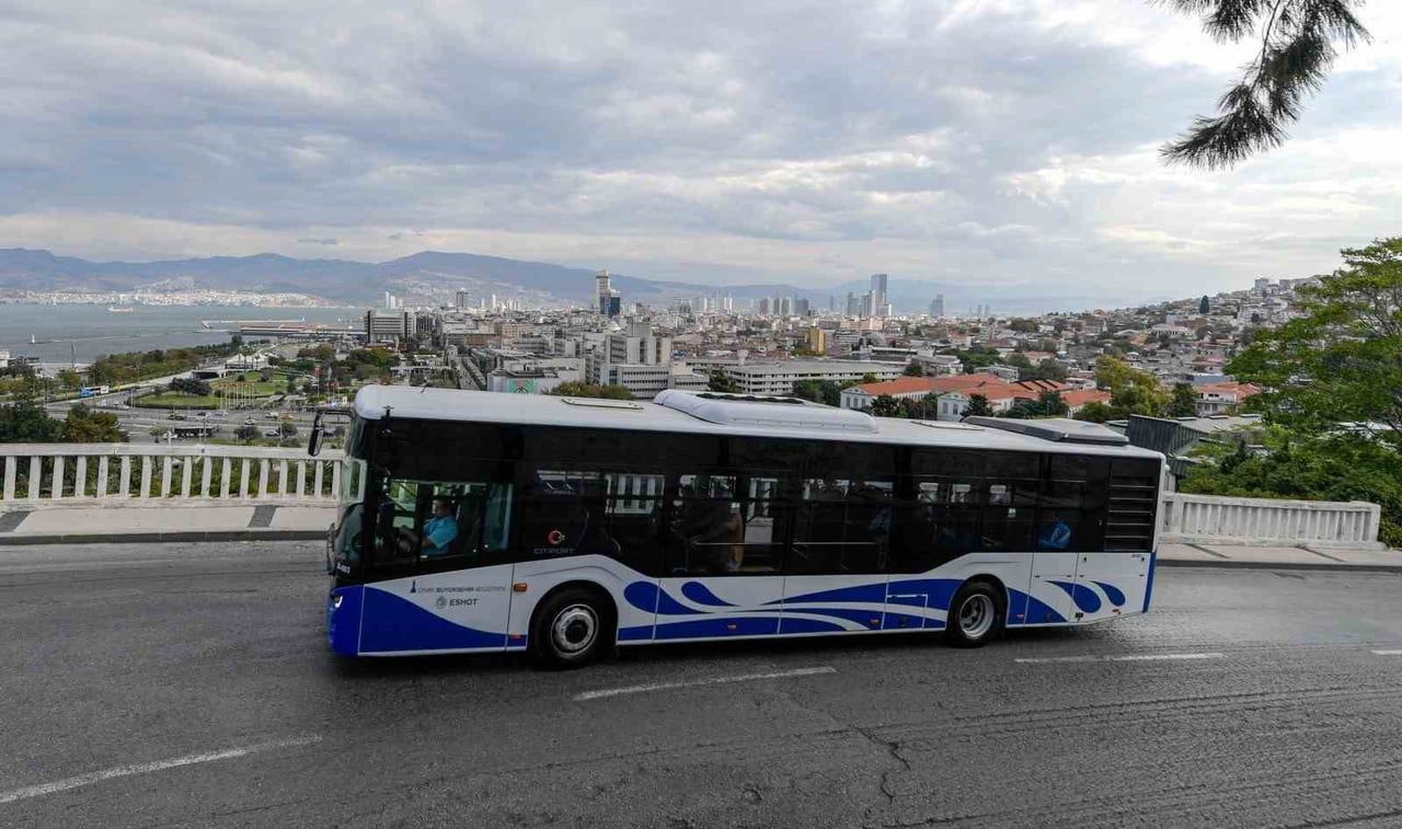 İZMİR'DE 29 EKİM CUMHURİYET BAYRAMI'NDA TOPLU ULAŞIM SEFERLERİ YENİDEN DÜZENLENDİ