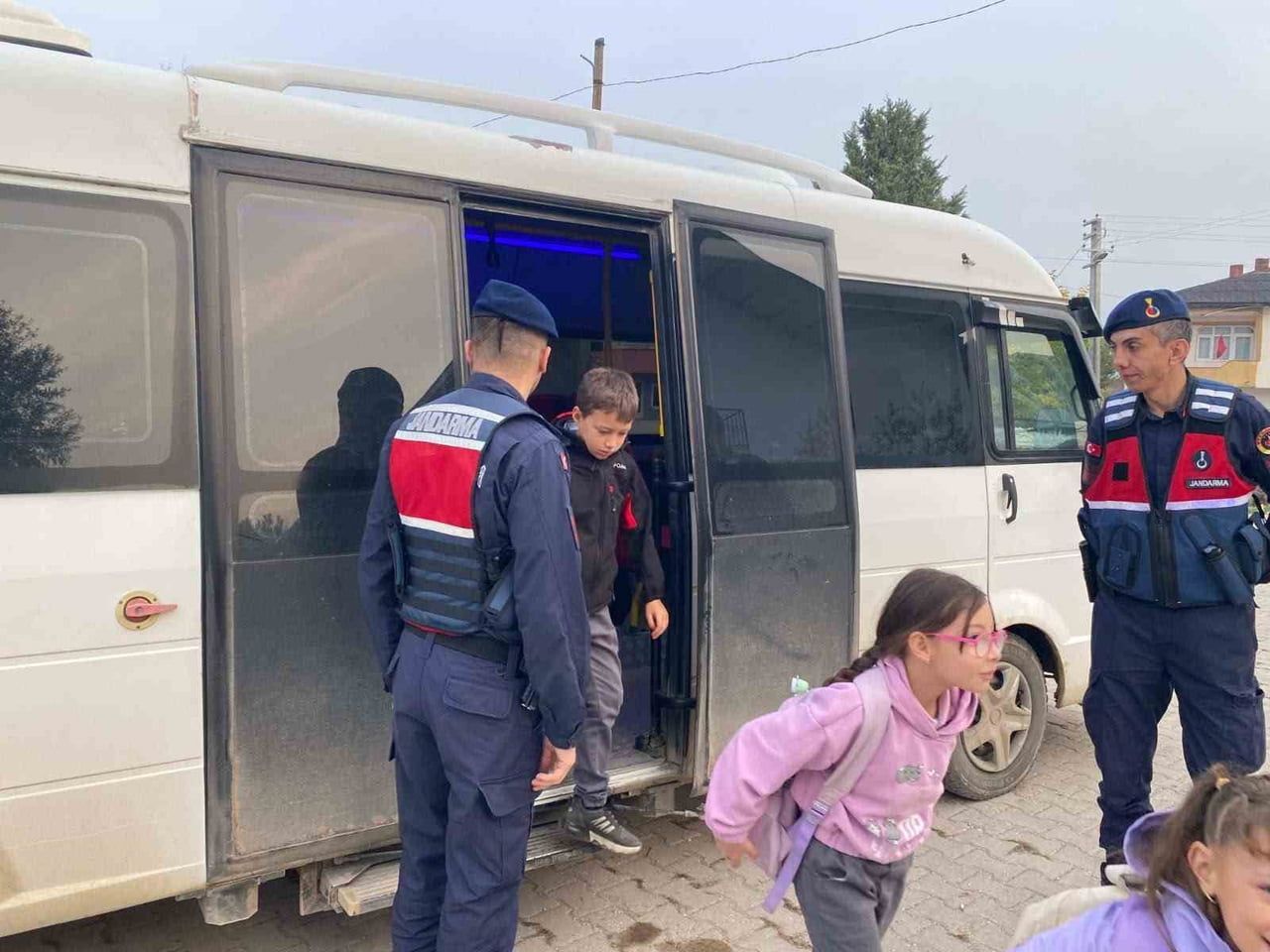 JANDARMA OKUL ÇEVRELERİNDE GÖZ AÇTIRMIYOR