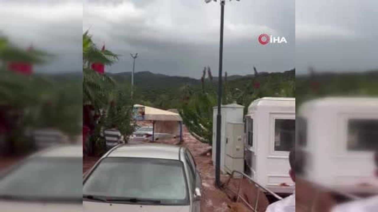 Antalya'da sağanak yağış hayatı olumsuz etkiledi
