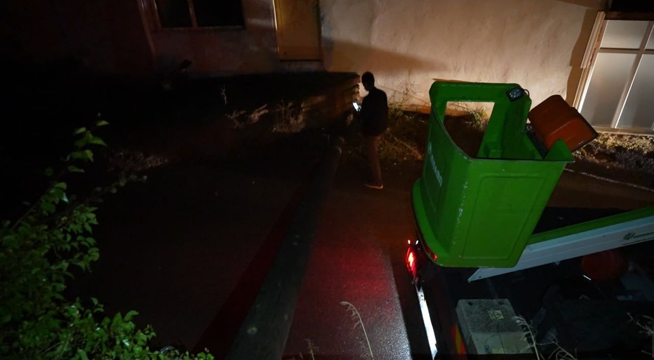 GÜMÜŞHANE’DE ELEKTRİK DİREĞİ MÜSTAKİL BİR EVİN BAHÇESİNE DEVRİLDİ. KORKU VE PANİĞE NEDEN OLAN...