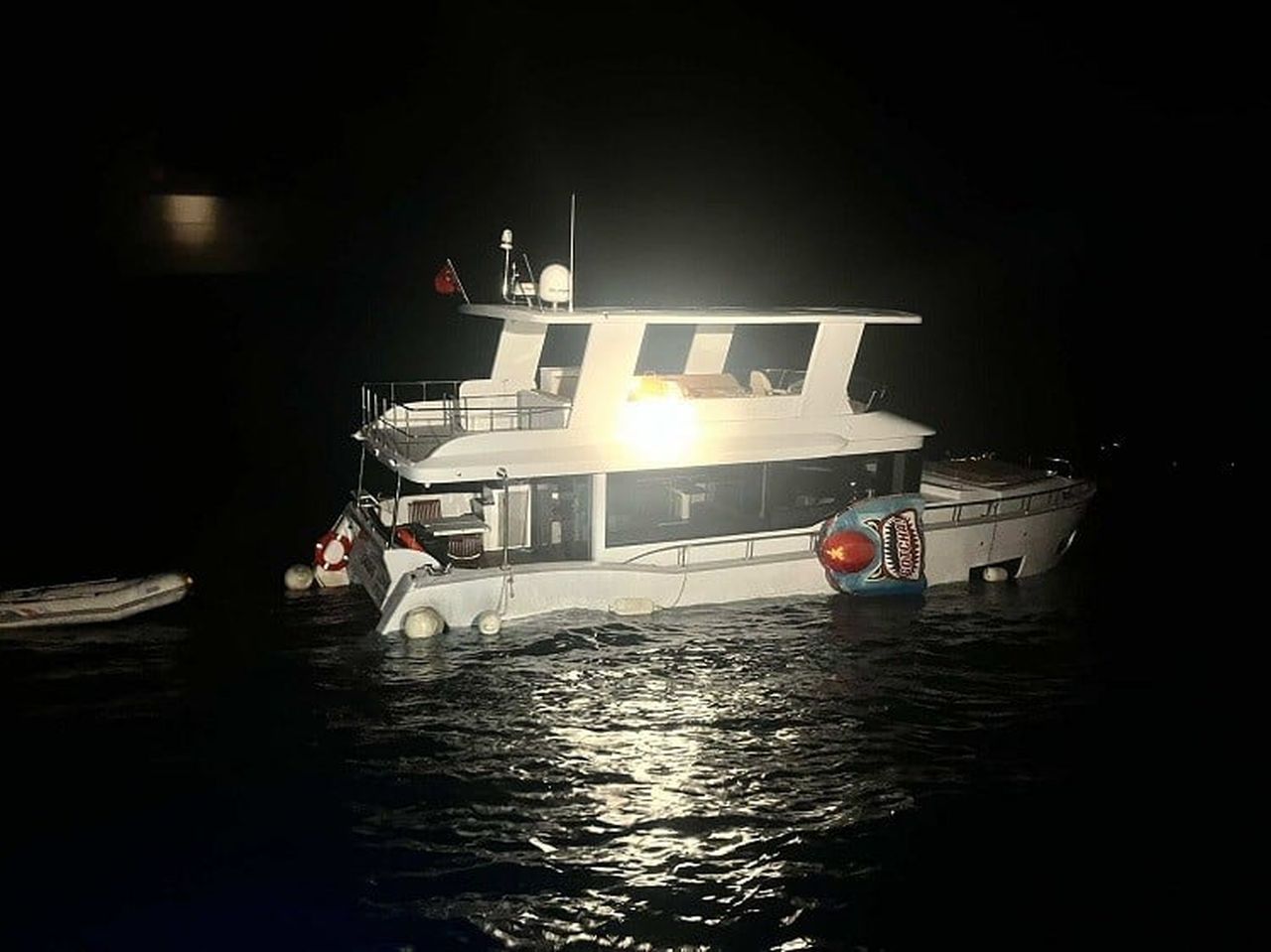 ÇANAKKALE’NİN AYVACIK İLÇESİ AÇIKLARINDA İÇİNDE 2 KİŞİNİN BULUNDUĞU SU ALARAK BATMA TEHLİKESİ...