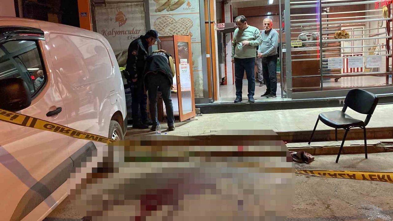 KOCAELİ'NİN İZMİT İLÇESİNDE ALACAK MESELESİ NEDENİYLE PİDE SIRASI BEKLEYEN ARKADAŞINI TABANCAYLA...