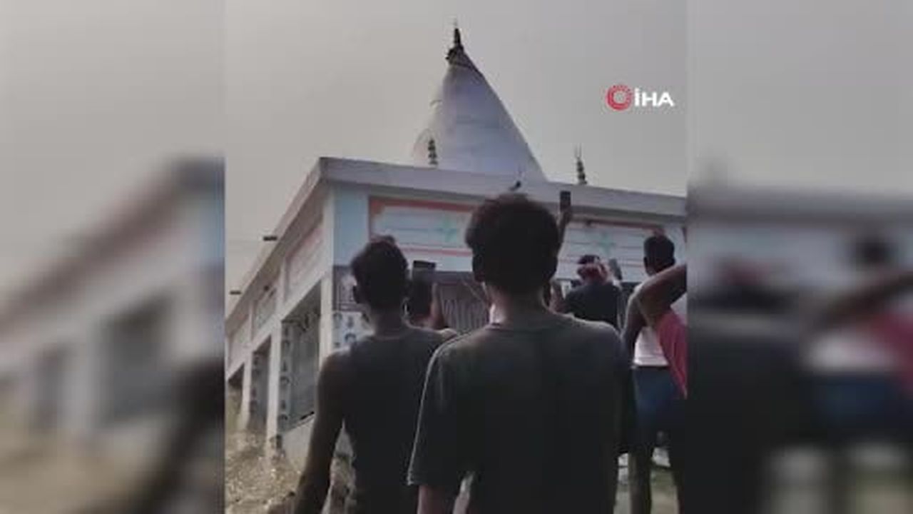 Hindistan'ın Batı Bengal eyaletinde nehir kıyısındaki şiddetli erozyon nedeniyle koruyucu...